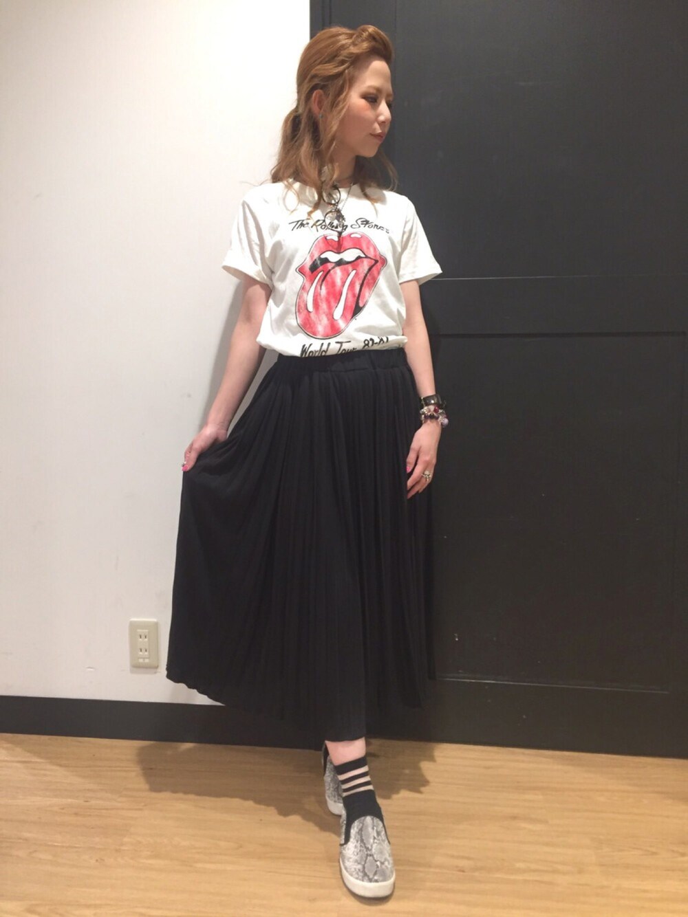 「プリーツ、プリーツスカート、ライトオン、ドラフトRO、THE ROLLING STONES」｜「Right-onの【BACK NUMBER】カットプリーツスカート（スカート、ブラック系）」を使った、omitsuさん（レディース・159cm）の夏コーディネートの1枚目の写真