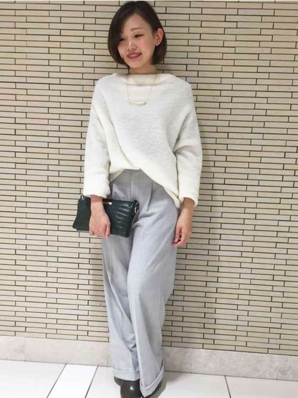 「ボア、大人カジュアル、ふわふわ、ワイドパンツ、もこもこ、白ニット、ワイドシルエット」｜「COLLAGE GALLARDAGALANTEのブークレーニットプルオーバー（ニット/セーター、ホワイト系）」を使った、takitawakさん（レディース・157cm）の冬コーディネートの1枚目の写真