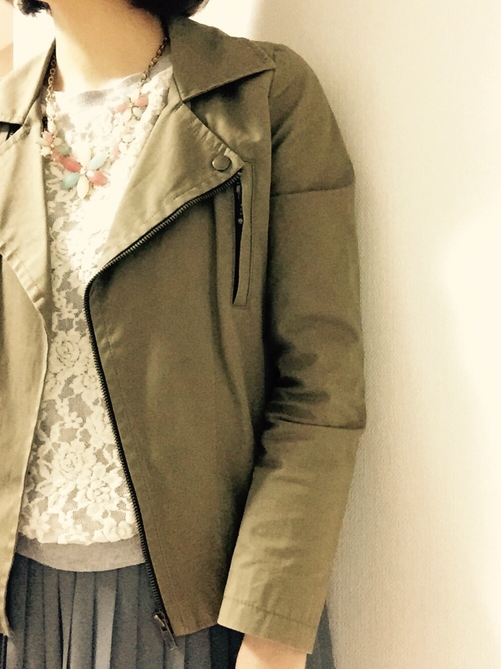 「グレー×カーキ、ライダースジャケット、レーストップス、プリーツスカート、花」｜「UNIQLOのアイテム（スカート、グレー系）」を使った、momo333さん（レディース・165cm）の秋コーディネートの1枚目の写真