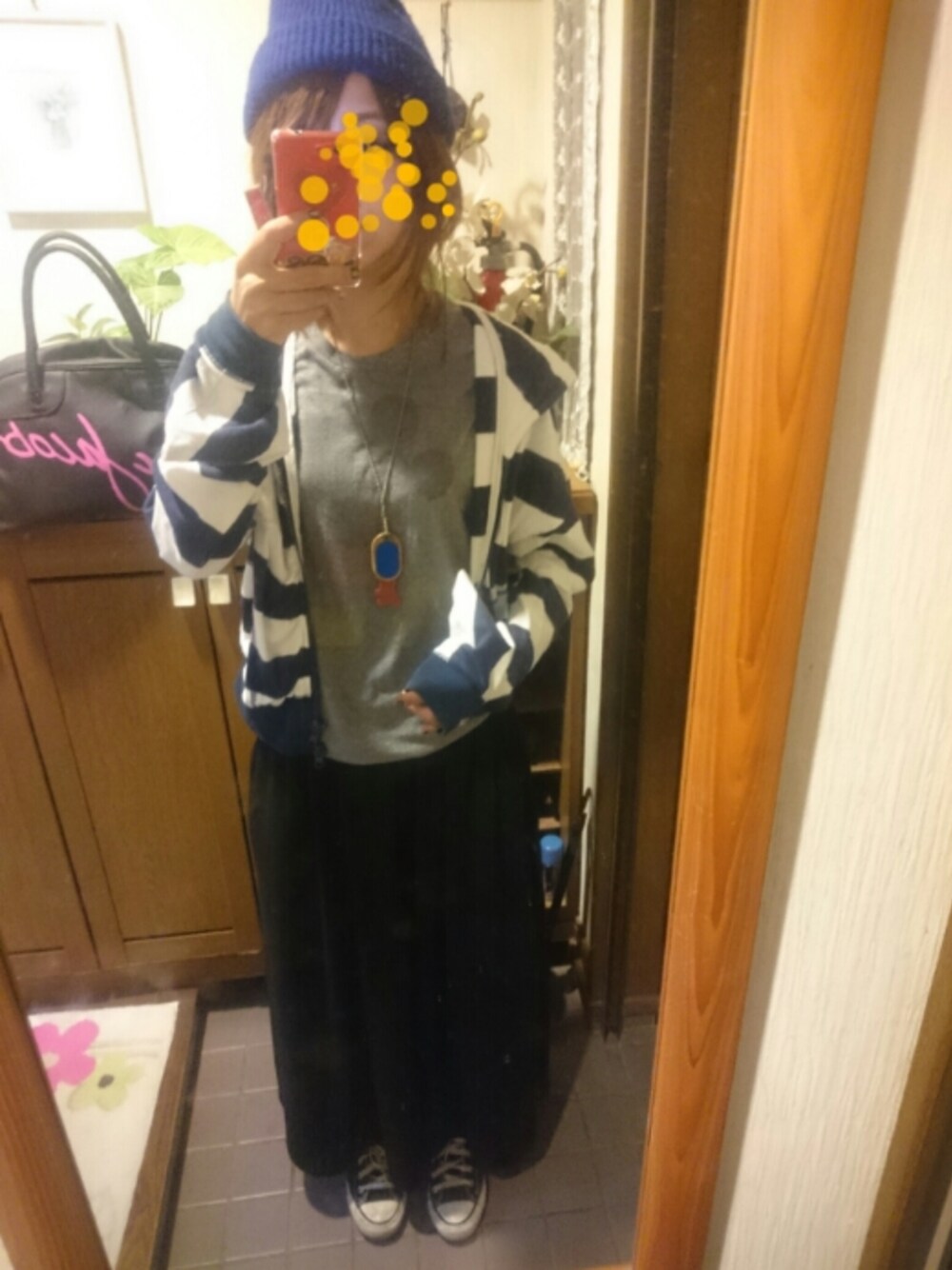 ブルー系のその他アウター、グレー系のTシャツ/カットソー、グレー系のTシャツ/カットソーを着用したレディースの秋コーディネートの1枚目の写真