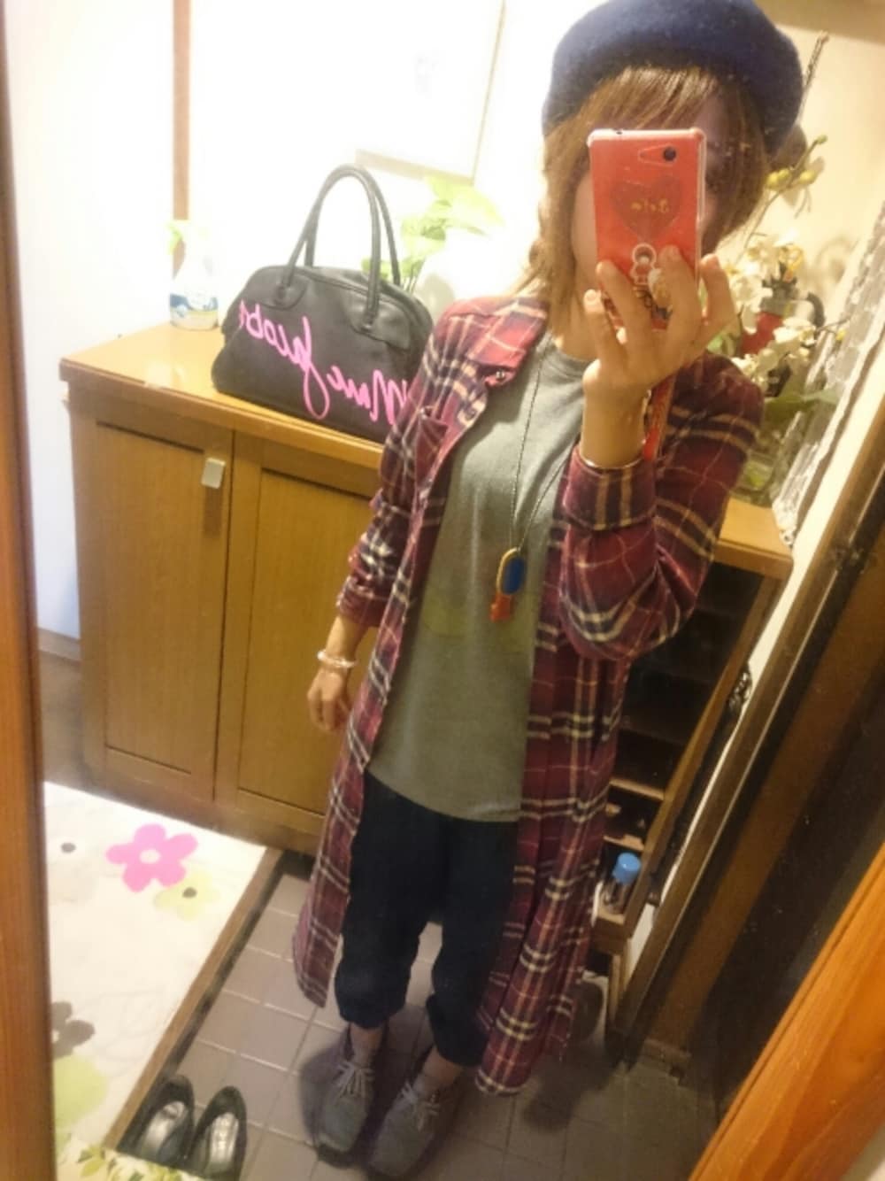 「プチプラコーデ、大人カジュアル、チェックシャツ×デニム、チェックシャツ、ロングシャツ、x-girl、ミッキーT」｜「X-girlのアイテム（モカシン/デッキシューズ、パープル系）」を使った、moco_music_mocoさん（レディース・162cm）の秋コーディネートの1枚目の写真