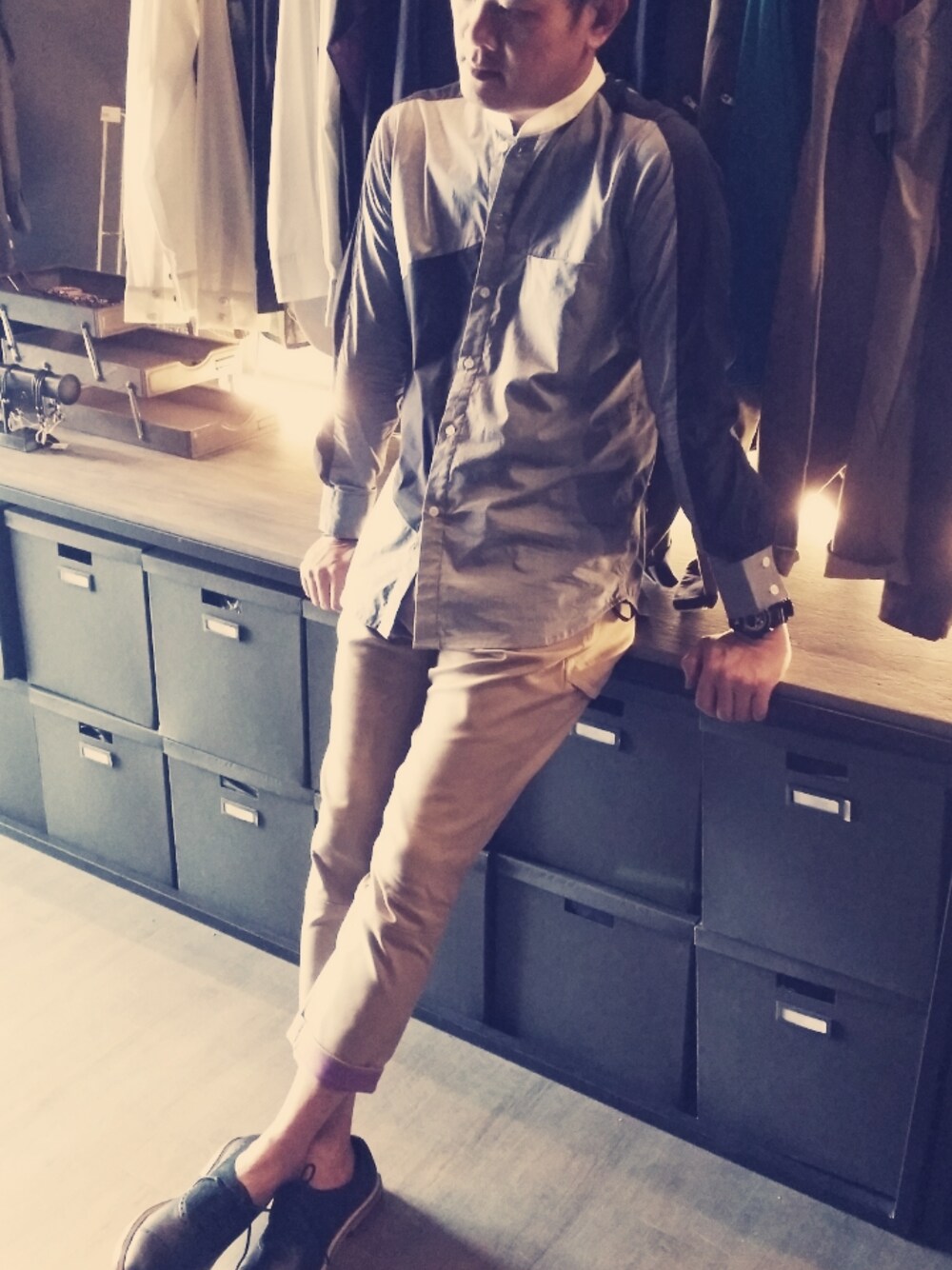 グレー系のシャツ/ブラウス、その他のその他パンツ、ブラック系のその他シューズを着用したメンズの秋コーディネートの1枚目の写真