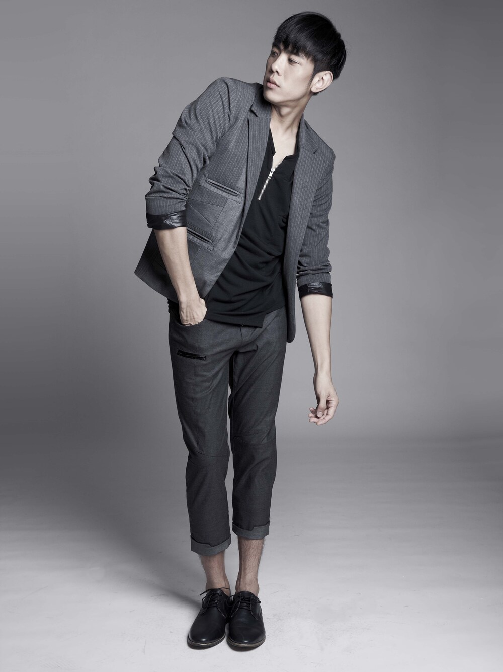 グレー系のスーツジャケットを着用したメンズの春コーディネートの1枚目の写真