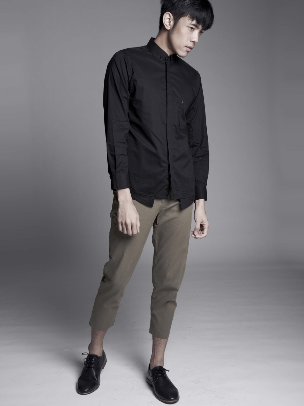 「＃シャツ、#shirt、＃パンツ、#WEARBOOKエントリー」｜「Asymmetrical hem black shirt（シャツ/ブラウス、ブラック系）」を使った、THREESIXFIVEさん（メンズ・180cm）の春コーディネートの1枚目の写真