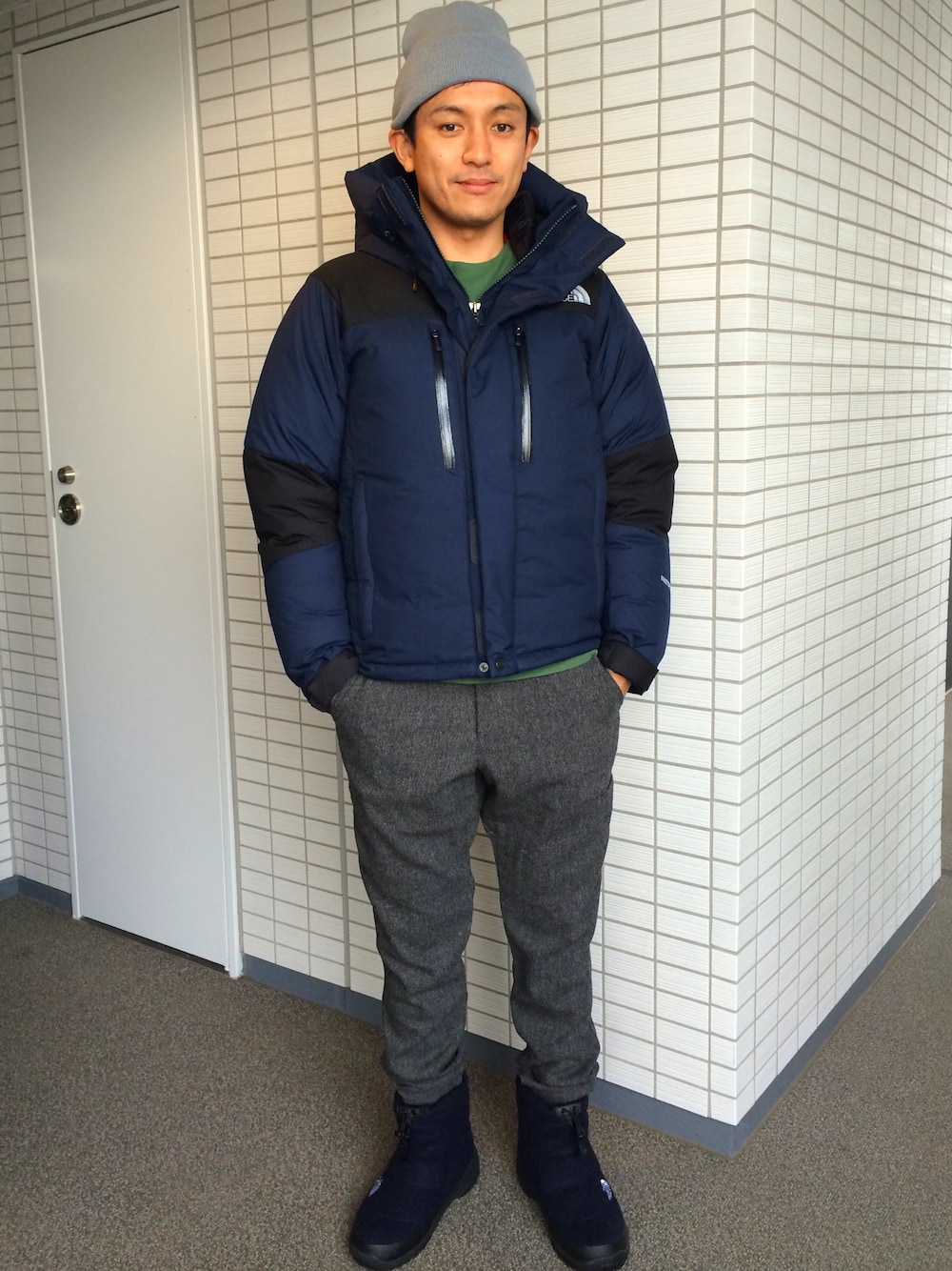 ブルー系のダウンジャケット/コート、グレー系のその他パンツ、ブルー系のブーツを着用したメンズの冬コーディネートの1枚目の写真