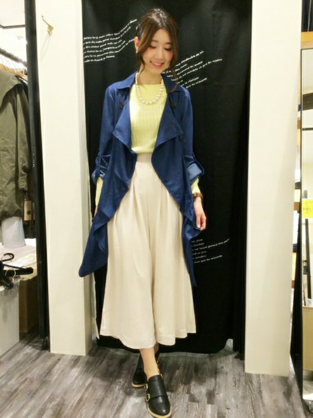 「mysty woman、トレンチコート、トレンチ、ドレープ　、mystywoman、ロング×ロング、ガウチョウパンツ、ドレープトレンチ、ガウチョウ」｜「mysty womanのワイドリブボーダーニット（ニット/セーター、イエロー系）」を使った、みっきーさん（レディース・160cm）の春コーディネートの1枚目の写真