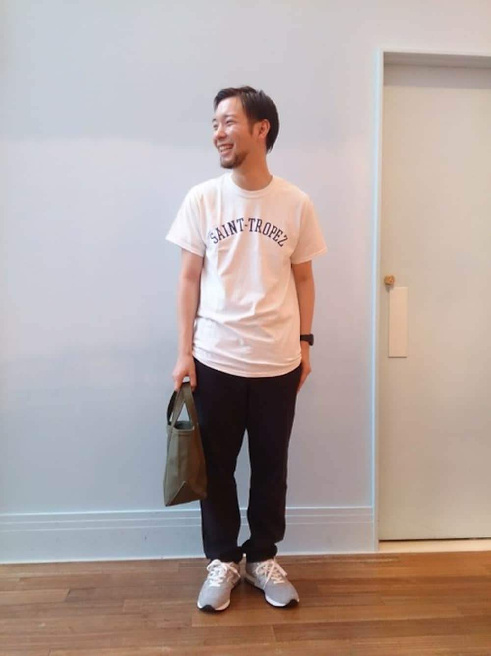 ブルー系のその他パンツ、グリーン系のトートバッグ、ホワイト系のTシャツ/カットソーを着用したメンズの夏コーディネートの1枚目の写真
