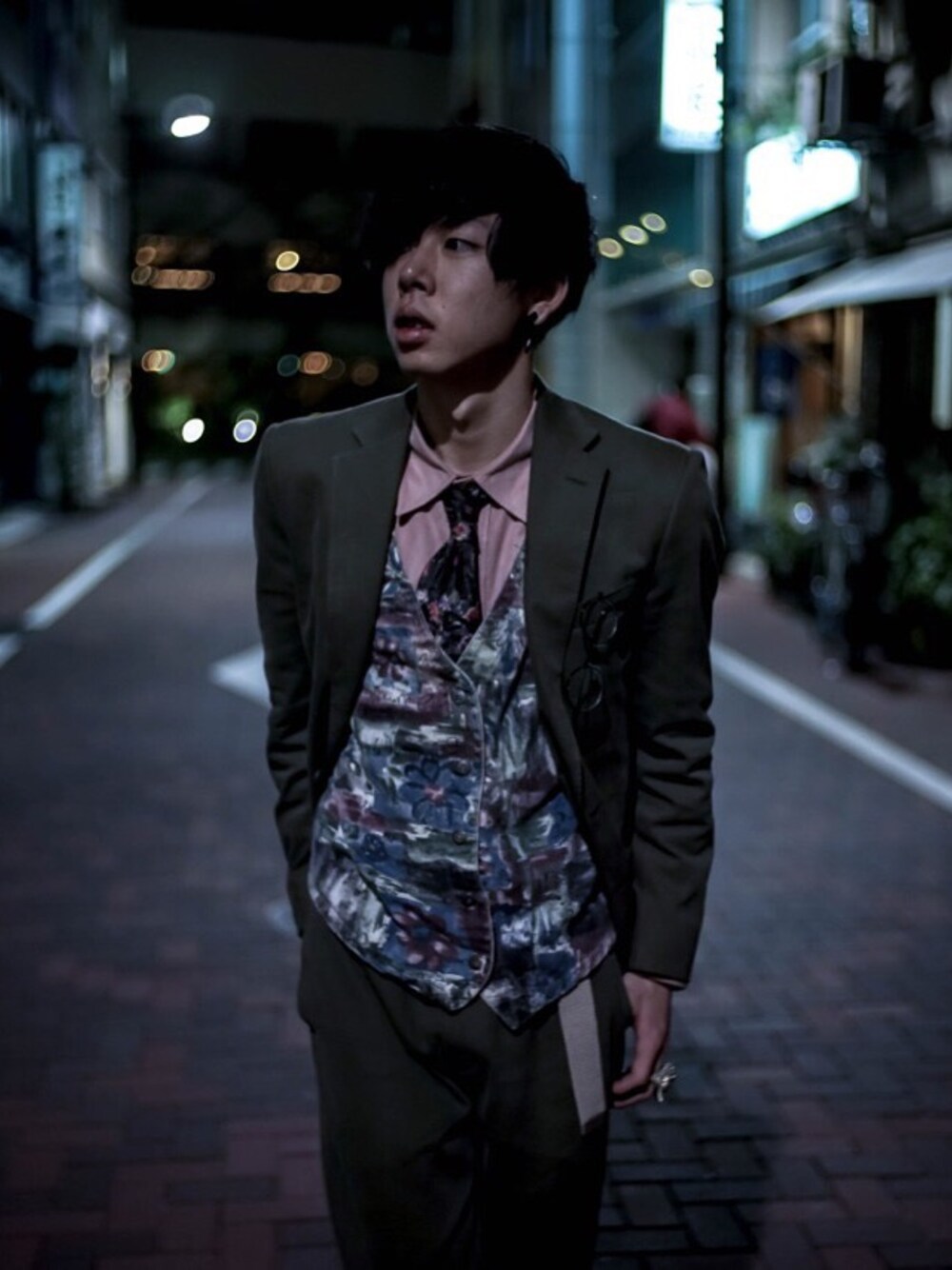 グリーン系のセットアップを着用したメンズの春コーディネートの1枚目の写真