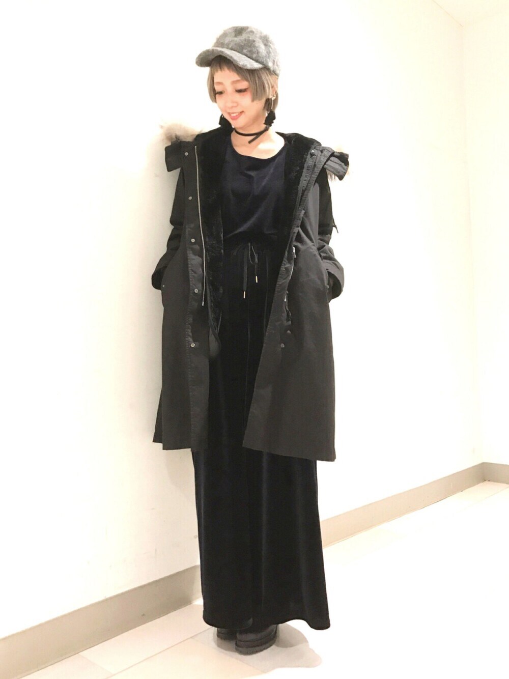 「オトナカジュアル、モッズコート、ベロア、キャップ、チョーカー、モノトーン、ハレレ、HARE、黒、ブラック」｜「HAREのベロアショートタケプルオーバー(HARE)（Tシャツ/カットソー、ブルー系）」を使った、HIROSE/HAREさん（レディース・157cm）の秋コーディネートの1枚目の写真
