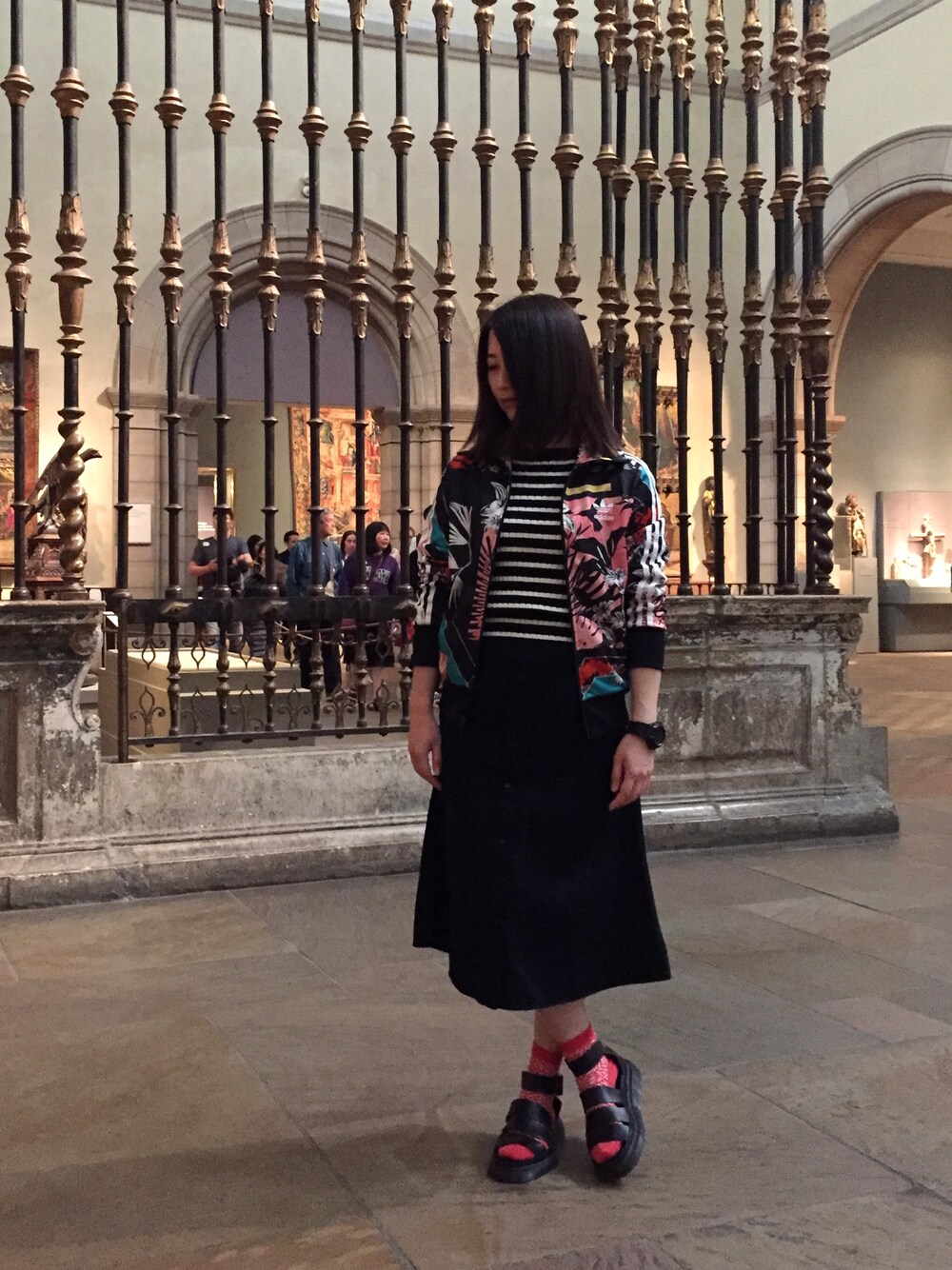 その他のジャケット/アウター、その他のニット/セーター、ブラック系のサンダルを着用したレディースの夏コーディネートの1枚目の写真