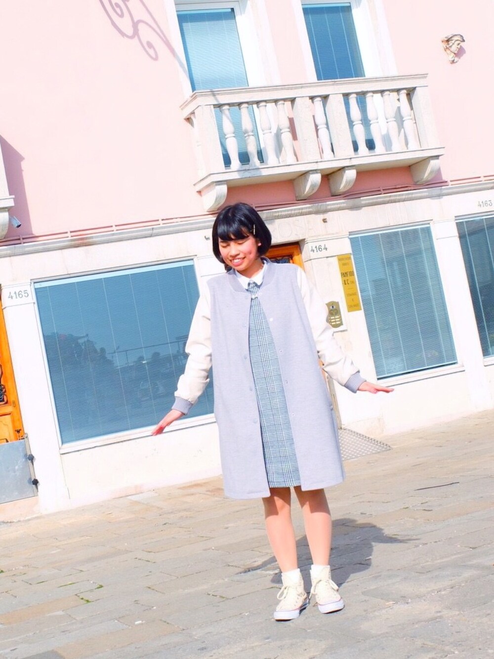 「ゴールドピン、ワンピース×スニーカー、コンバース、スタジャン、イタリア、ヴェネチア」｜「and it_のフェイクレザー切替配色ロングスタジャンコート（スタジャン、グレー系）」を使った、Mikoさん（レディース・150cm）の春コーディネートの1枚目の写真