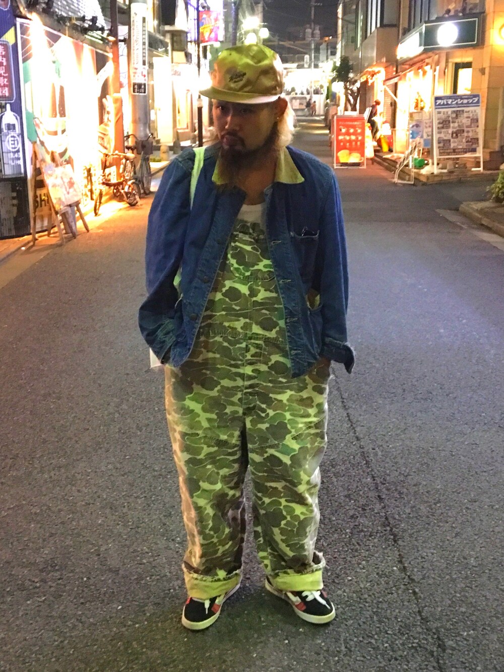 「オーバーオール、used、used mix、vintage、デニム、デニムジャケット、WEGO、XLARGE、帽子、スニーカー」｜「USEDのアイテム（サロペット/オーバーオール、ブラウン系）」を使った、SHUHEI@DOIT君さん（メンズ・170cm）の秋コーディネートの1枚目の写真