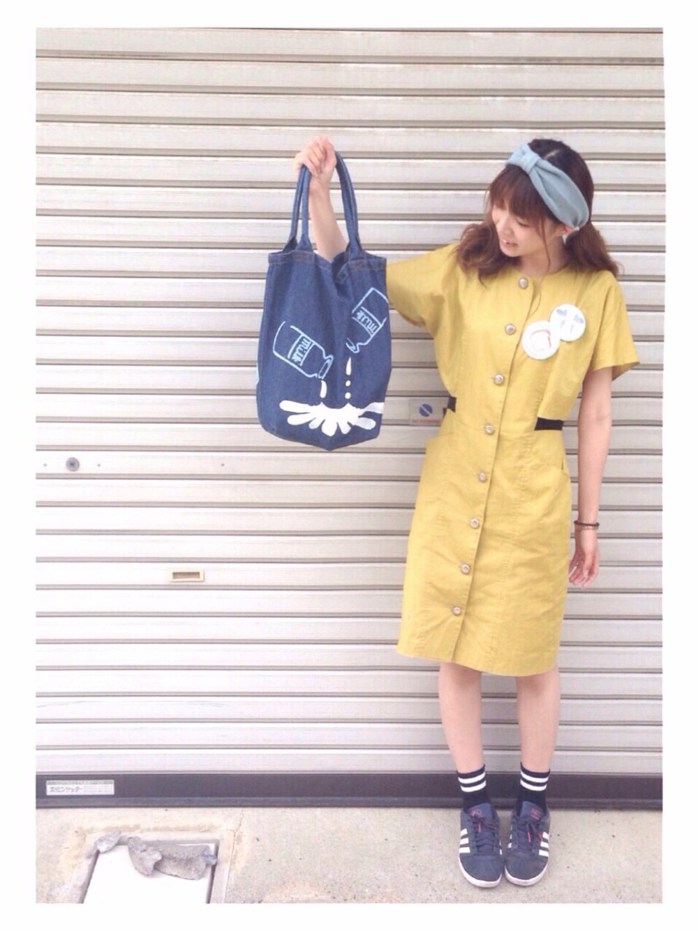「古着、スニーカー、ワンピース、ラインソックス、パン部、牛乳こぼし部、ジャパンブルー、WEARBOOKエントリー、#WEARBOOKエントリー」｜「LOWRYS FARMの☆★LOWRYS FARM 人気ターバン☆★AWリボンターバン　527587（ヘアバンド、ブルー系）」を使った、おっちょさん（レディース・158cm）の夏コーディネートの1枚目の写真