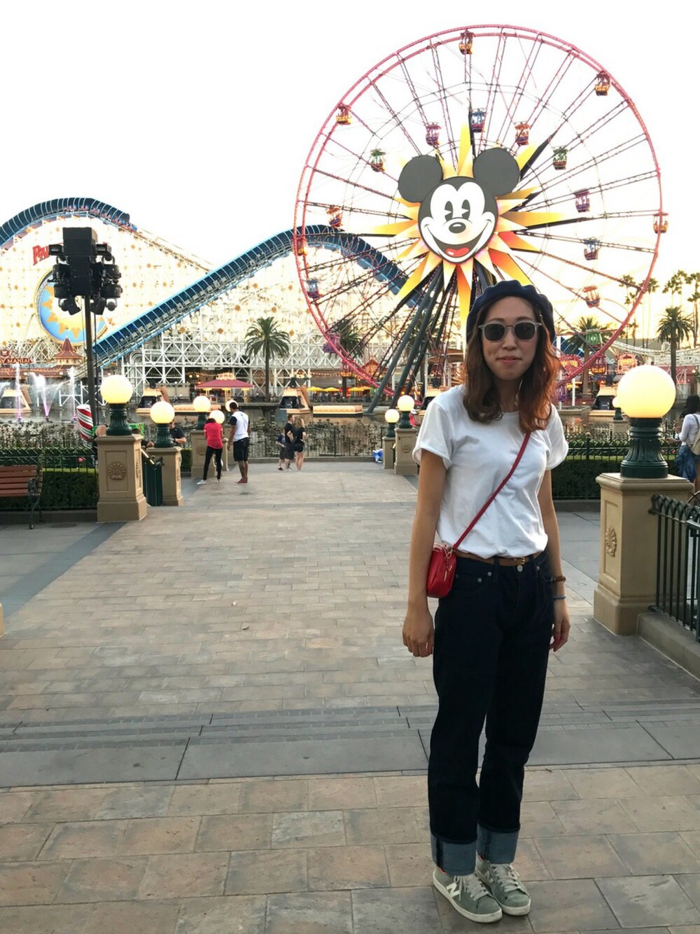 「カジュアル、シンプルコーデ、デニムパンツ、ベレー帽、シロティシャツ、ニューバランス」｜「Levi'sのアイテム（デニムパンツ、ブルー系）」を使った、麻比さん（レディース・164cm）の秋コーディネートの1枚目の写真