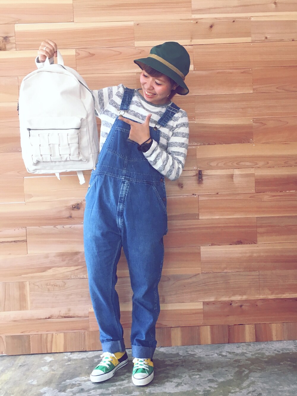 ブルー系のサロペット/オーバーオールを着用したレディースの夏コーディネートの1枚目の写真