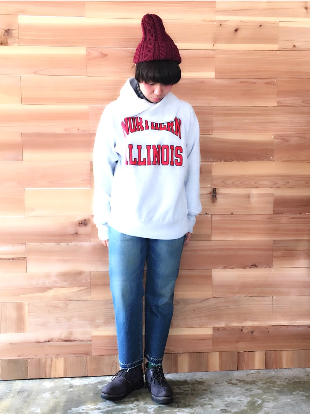 ホワイト系のスウェット、ブルー系のデニムパンツ、レッド系のニットキャップ/ビーニーを着用したレディースの秋コーディネートの1枚目の写真