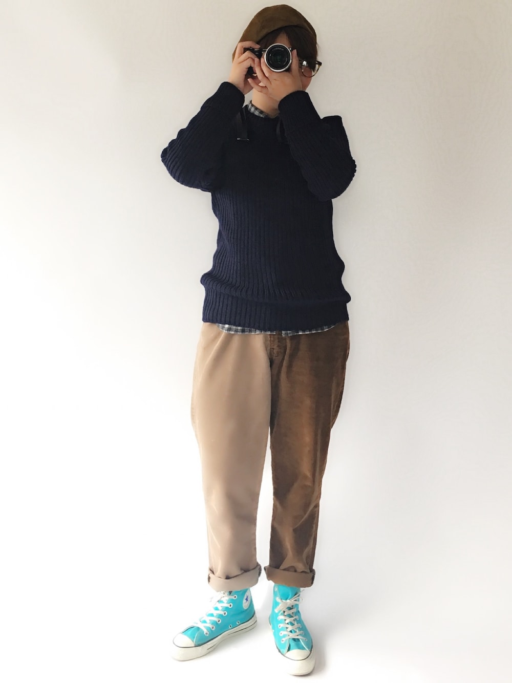 ブラウン系のその他パンツ、ブルー系のスニーカーを着用したレディースの秋コーディネートの1枚目の写真