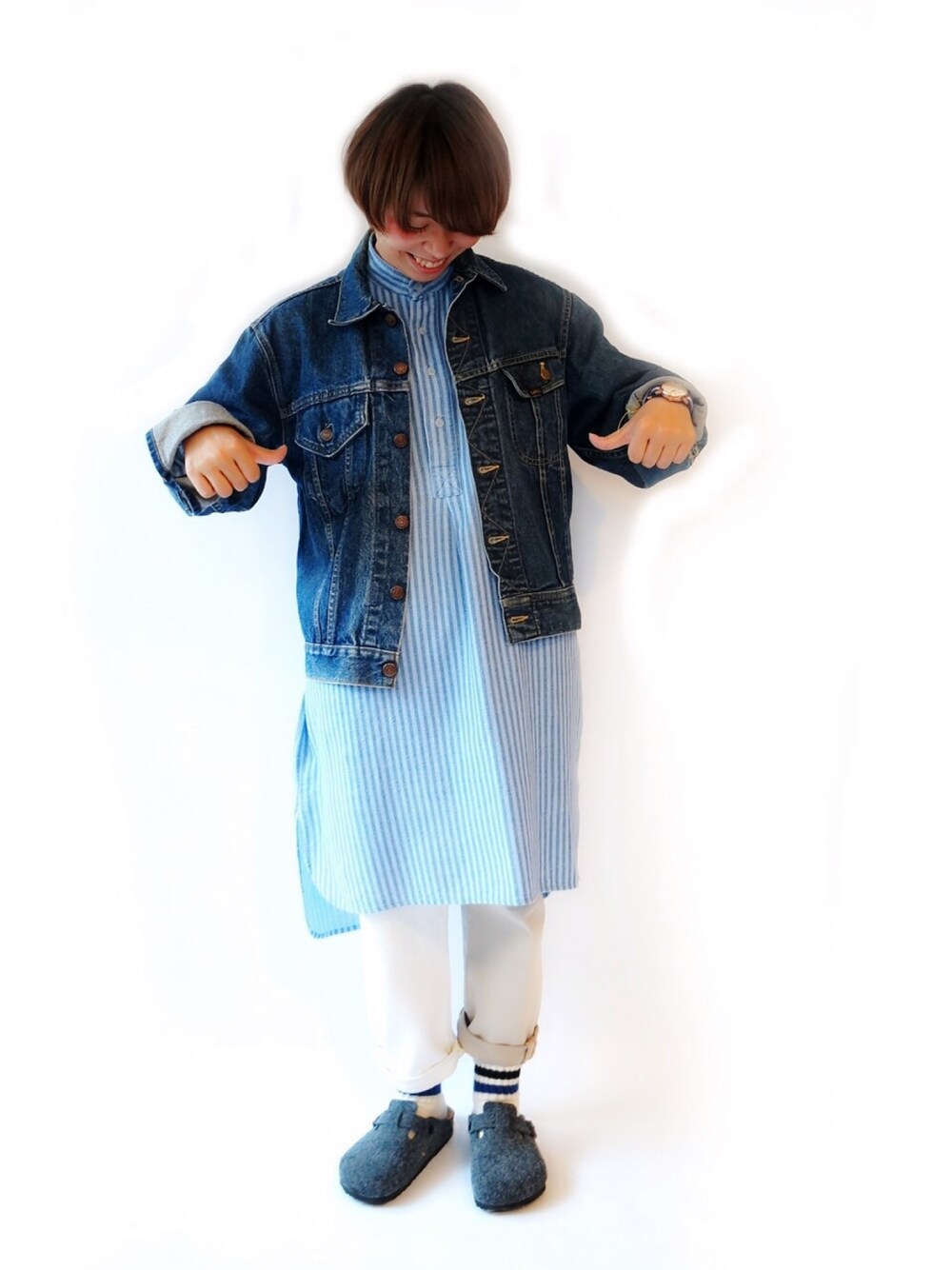 ブルー系のデニムジャケット、ホワイト系のその他パンツ、グレー系のサンダルを着用したレディースの秋コーディネートの1枚目の写真