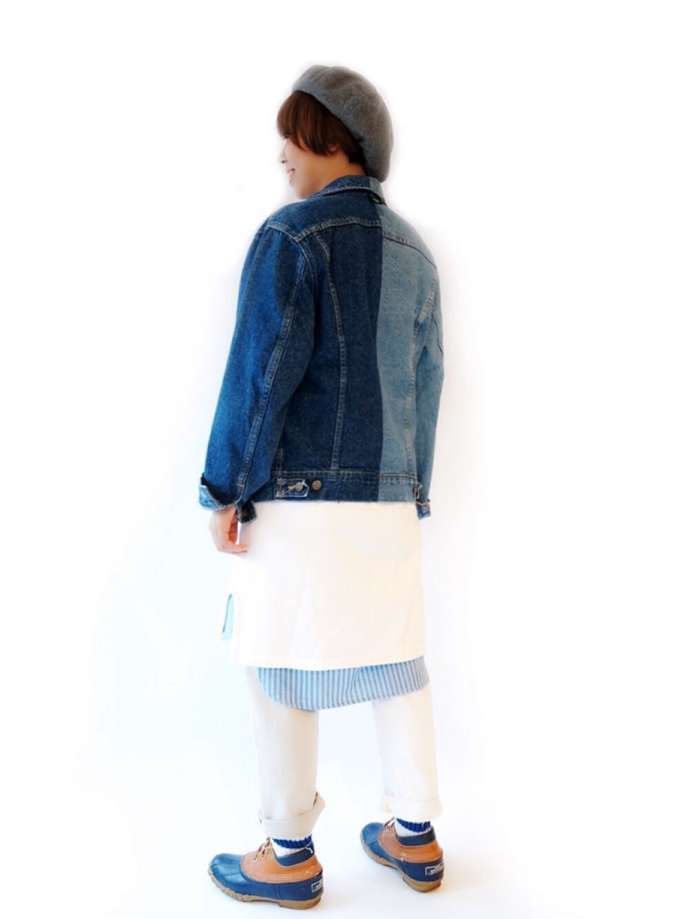 ブルー系のデニムジャケット、ホワイト系のその他パンツを着用したレディースの秋コーディネートの1枚目の写真