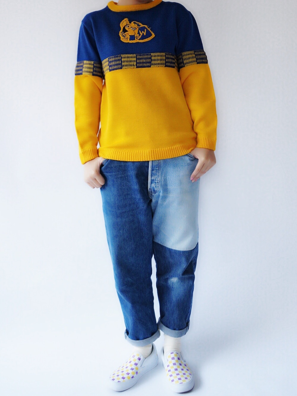 ブルー系のデニムパンツ、その他のスニーカーを着用したレディースの秋コーディネートの1枚目の写真