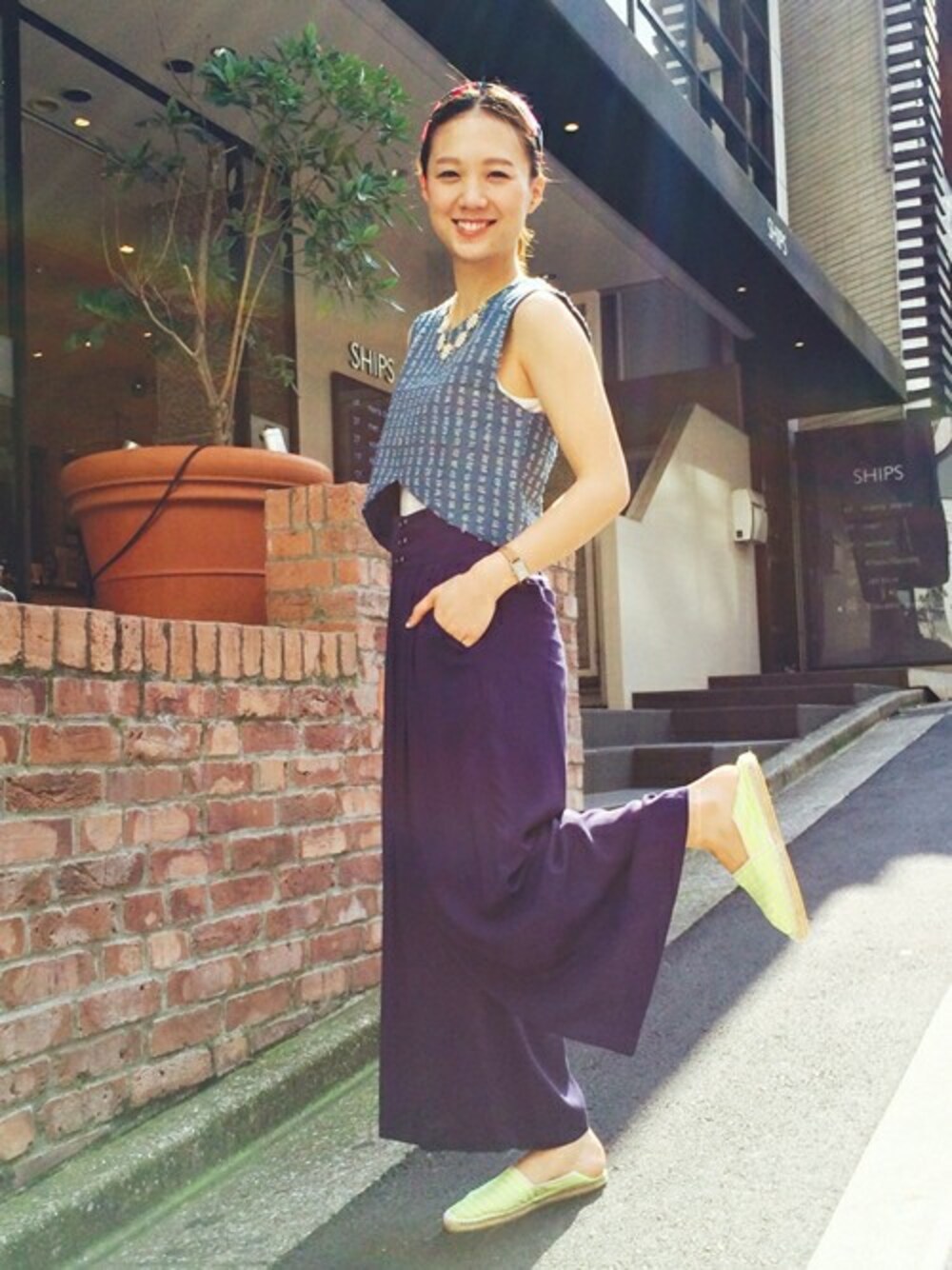 ブルー系のその他パンツ、イエロー系のサンダル、ブルー系のヘアバンドを着用したレディースの夏コーディネートの1枚目の写真