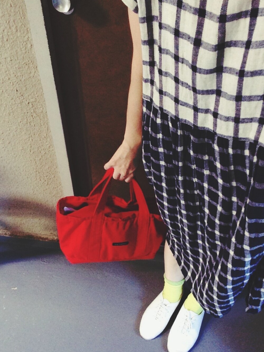 「ワンピース、トートバッグ、marimekko、ネオンカラー、黄色ソックス部、チェックワンピース、白いスニーカー」｜「DRESSTERIORのRepetto JAZZ（その他シューズ、ホワイト系）」を使った、yocchi*さん（レディース・152cm）の秋コーディネートの1枚目の写真