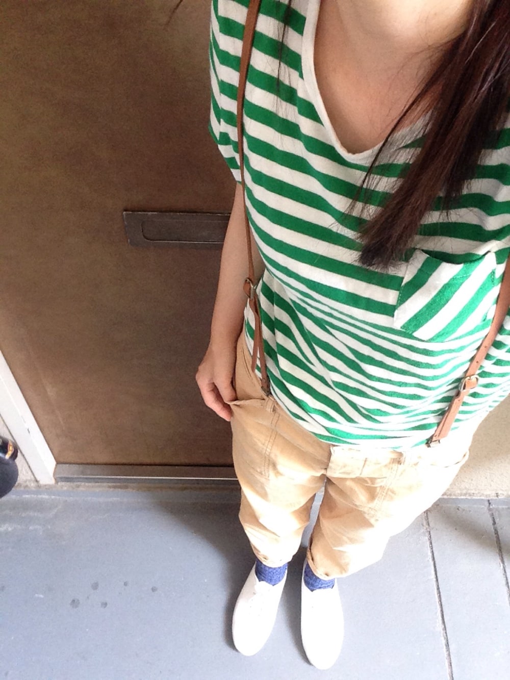 「グリーン×ホワイト、ボーダー、サスペンダー、白いスニーカー、repetto、無印良品、ネイビーソックス、ベージュパンツ」｜「no brandのアイテム（Tシャツ/カットソー、グリーン系）」を使った、yocchi*さん（レディース・152cm）の夏コーディネートの1枚目の写真