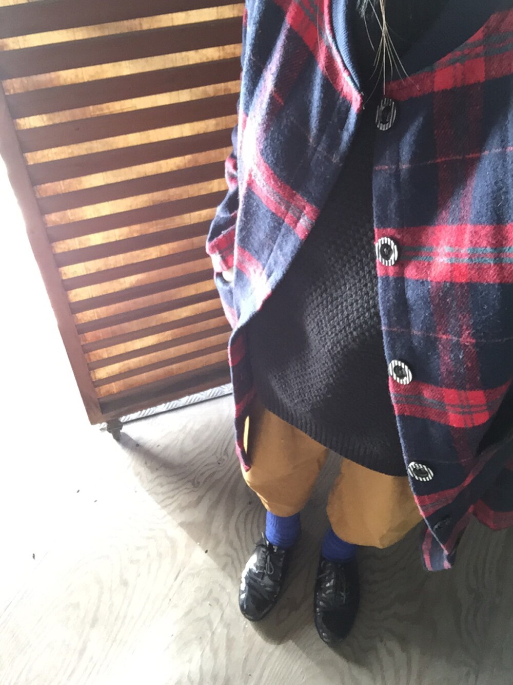 「チェック、半端丈パンツ、エナメルシューズ、マスタード、青い靴下、マタニティ、マタニティコーデ、ノーカラーコート」｜「楽天のアイテム（その他パンツ、ブラウン系）」を使った、yocchi*さん（レディース・152cm）の秋コーディネートの1枚目の写真