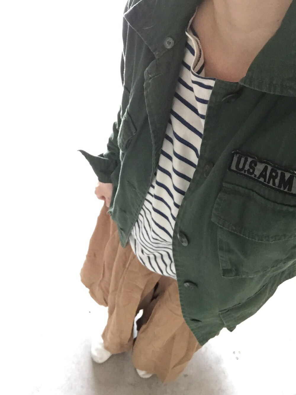その他のTシャツ/カットソー、グリーン系のミリタリージャケット、ベージュ系のその他パンツを着用したレディースの春コーディネートの1枚目の写真