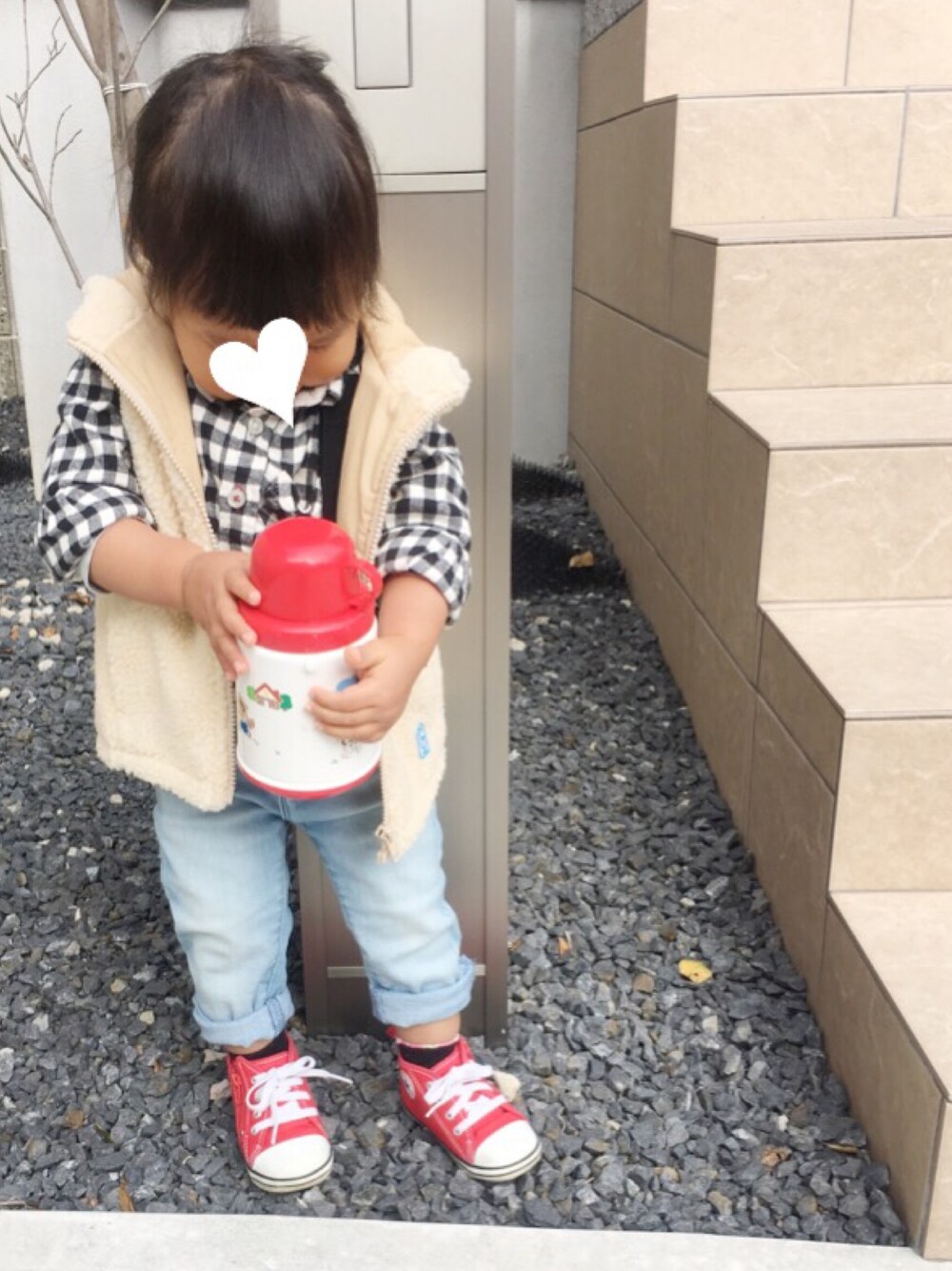 「キッズファッション、カジュアル、おんなのこ、2歳、ボアベスト、赤コンバース、差し色(赤)」｜「URBAN RESEARCH DOORSのFORK＆SPOON Bore Zip Vest（その他アウター、ホワイト系）」を使った、oshamaさん（キッズ・80cm）の秋コーディネートの1枚目の写真