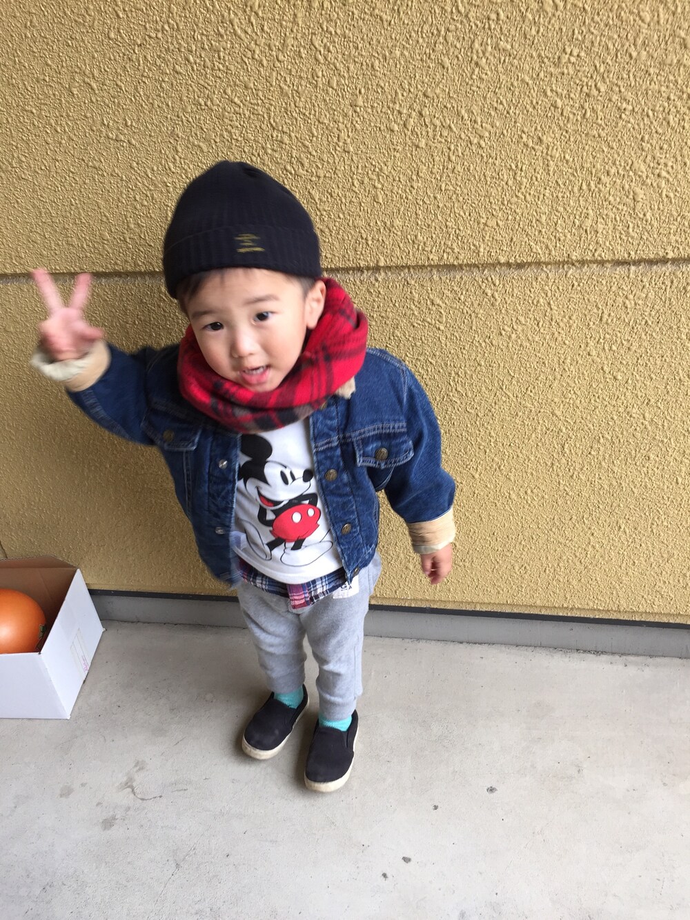 「ミッキースウェット、babygap、ブリーズ、petit main、2歳」｜「OSHKOSHのアイテム（デニムジャケット、ブルー系）」を使った、joeさん（キッズ・90cm）の冬コーディネートの1枚目の写真