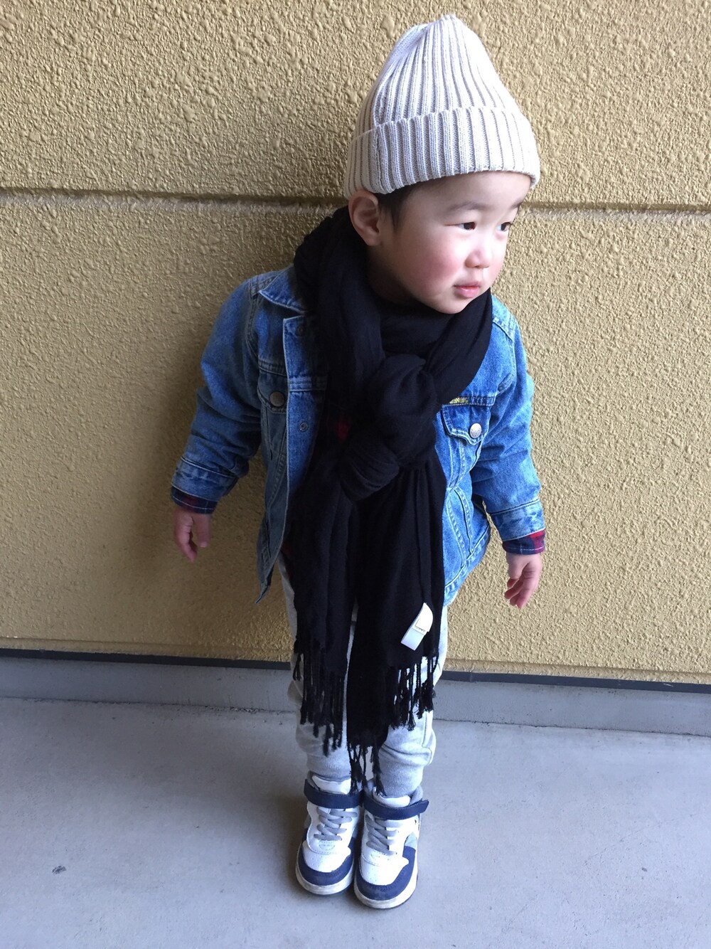 「babygap、next、OSHKOSH、古着MIX、古着、petit main、2歳」｜「GAPのアイテム（マフラー、ブラック系）」を使った、joeさん（キッズ・90cm）の冬コーディネートの1枚目の写真