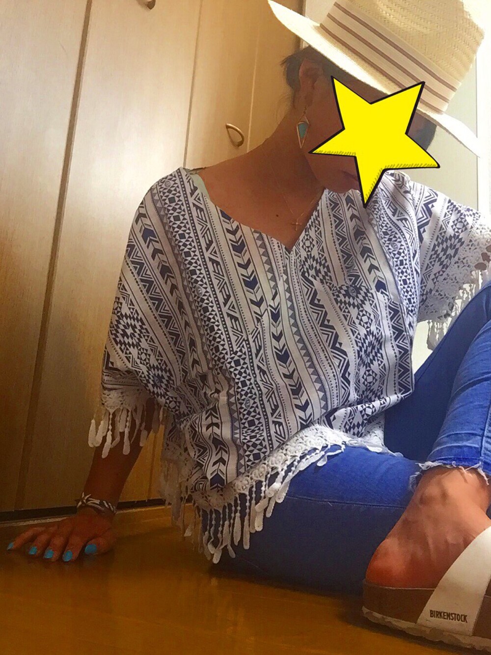 ホワイト系のTシャツ/カットソー、ブルー系のデニムパンツ、ホワイト系のサンダルを着用したキッズの夏コーディネートの1枚目の写真