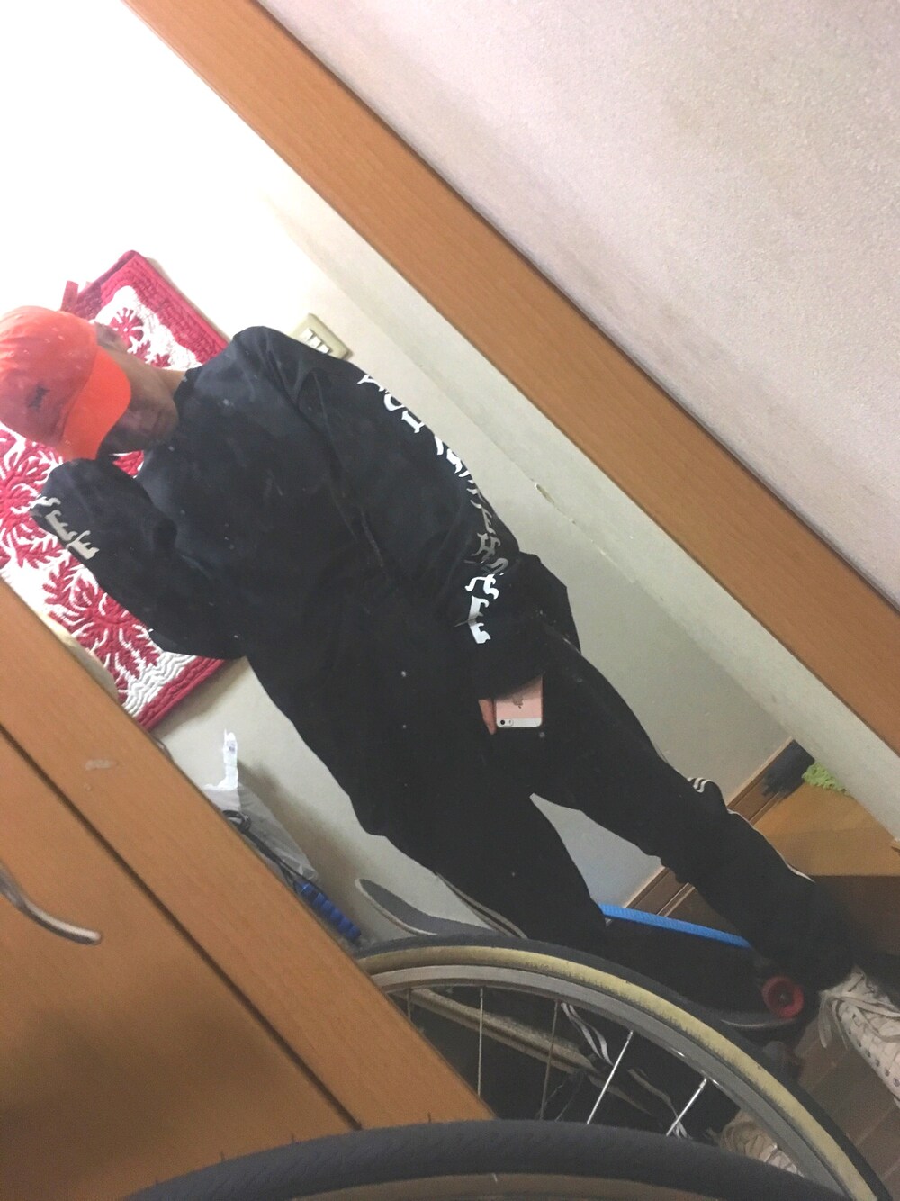 「WhiteLandBlackBurのアイテム（トップス、ブラック系）」を使った、としきさん（メンズ・165cm）の秋コーディネートの1枚目の写真