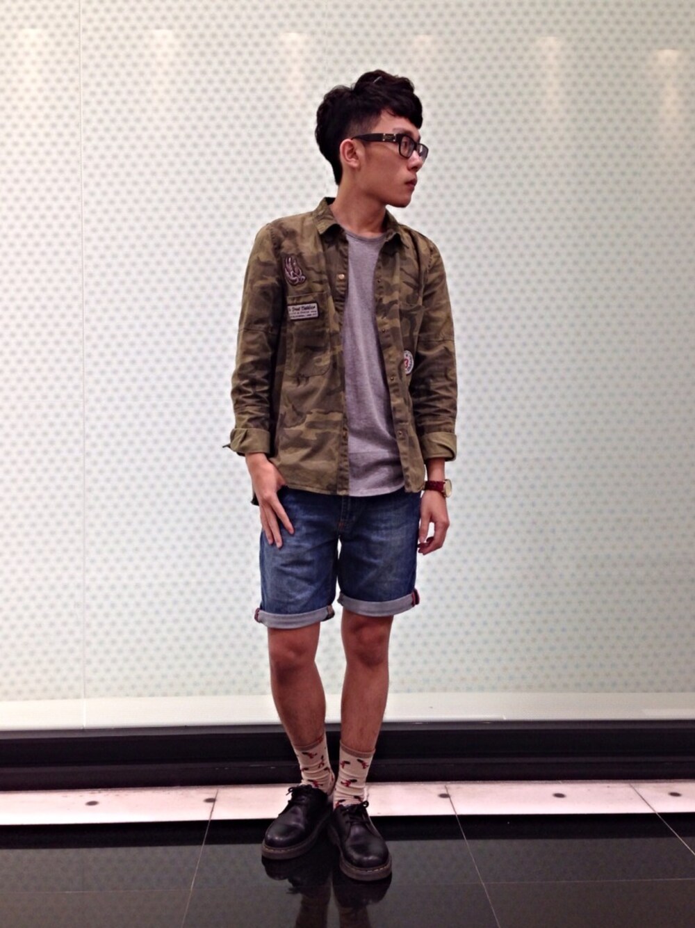 「denim、Dr.Martens、blue、army、gray、 GREEN」｜「ZARA TRFの襯衫式外套（ミリタリージャケット、グリーン系）」を使った、陳捲毛さん（メンズ・170cm）の春コーディネートの1枚目の写真
