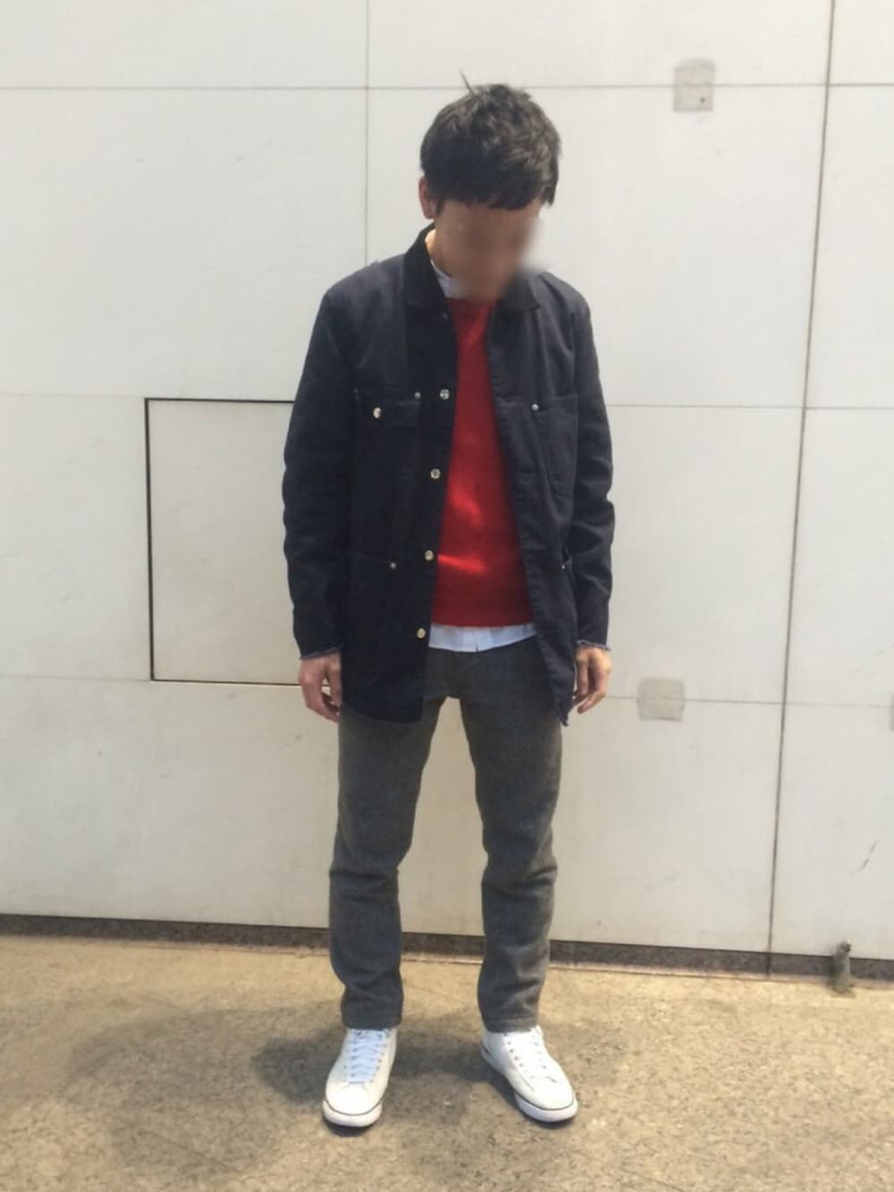 ブルー系のカバーオール、ホワイト系のシャツ/ブラウス、グレー系のスラックスを着用したメンズの冬コーディネートの1枚目の写真