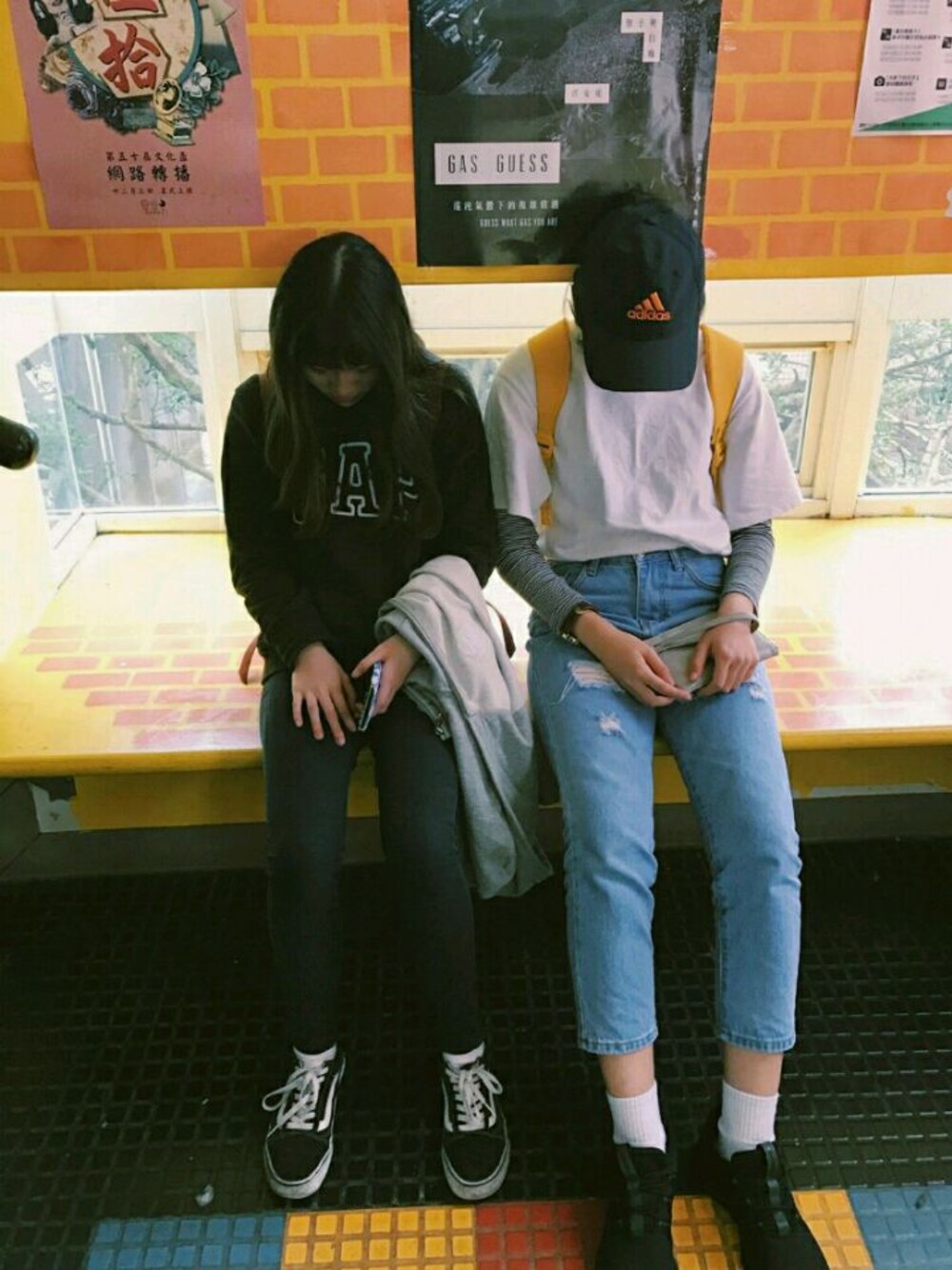 「schoolgirl、school、students、sporty」｜「GAPのアイテム（ジャージ、ブラック系）」を使った、Vinciさん（レディース・166cm）の冬コーディネートの1枚目の写真