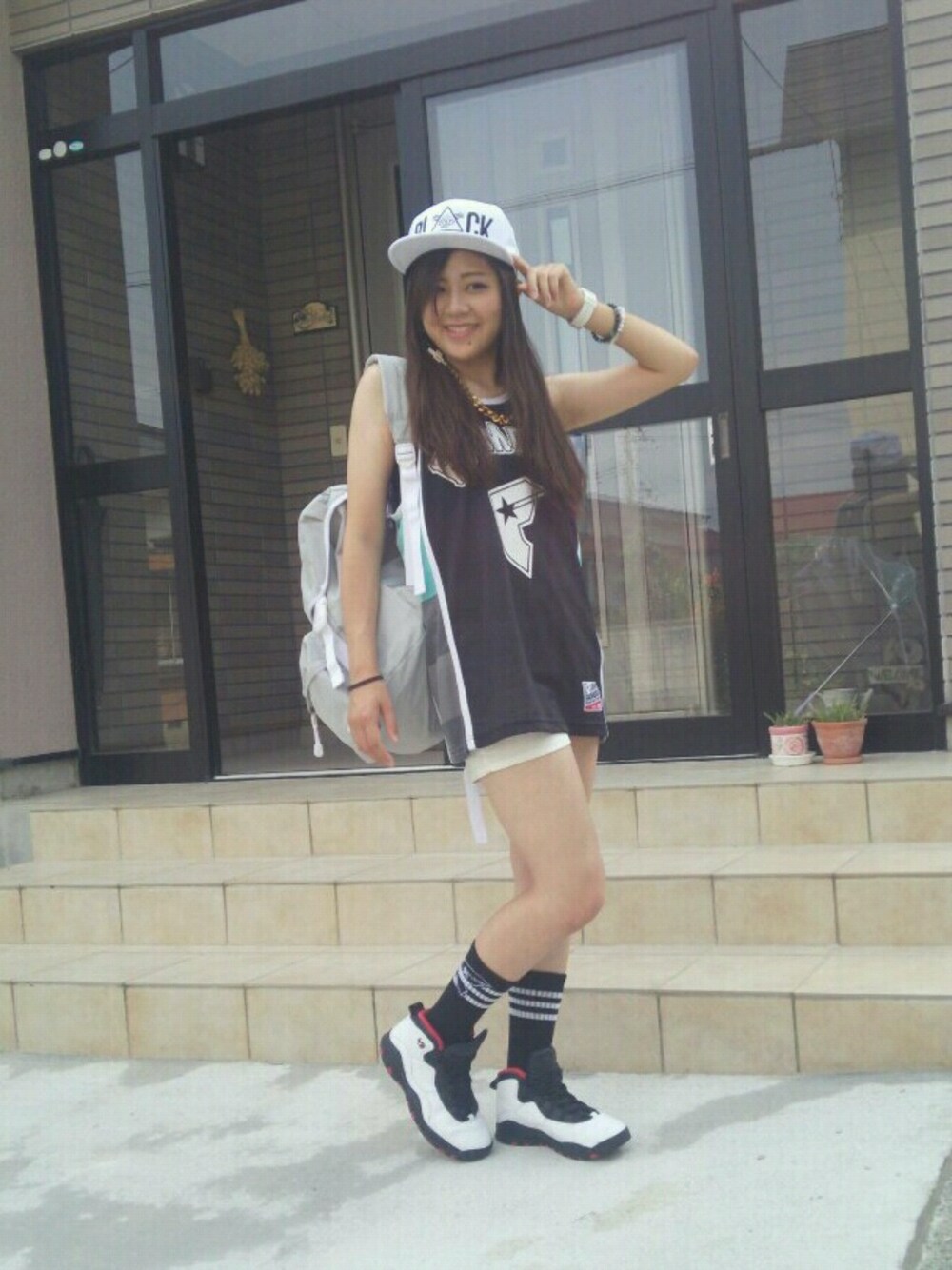 「ストリート、スニーカー、キャップ」｜「AIR JORDANのアイテム（シューズ、ホワイト系）」を使った、mokachinさん（レディース・158cm）の夏コーディネートの1枚目の写真