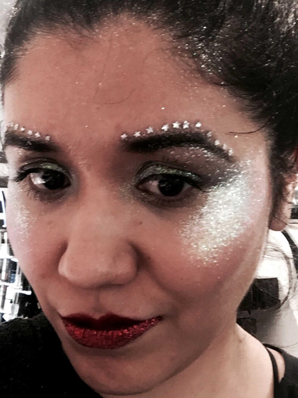 「redlip_teenvogue、bold、glitter、sparkle」｜「ciateのアイテム（ファンデーション、レッド系）」を使った、Chrisさん（レディース・157cm）の秋コーディネートの1枚目の写真