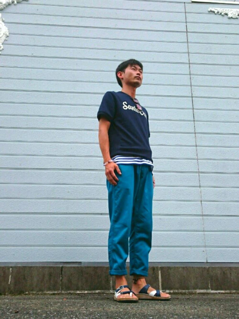 ブルー系のスウェット、ブルー系のTシャツ/カットソー、ブルー系のサンダルを着用したメンズの夏コーディネートの1枚目の写真