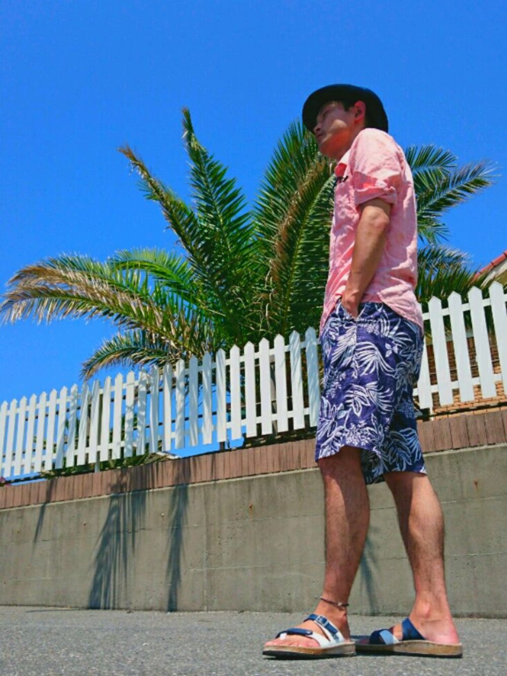 ブルー系のサンダル、オレンジ系のシャツ/ブラウス、ブルー系のその他パンツを着用したメンズの夏コーディネートの1枚目の写真