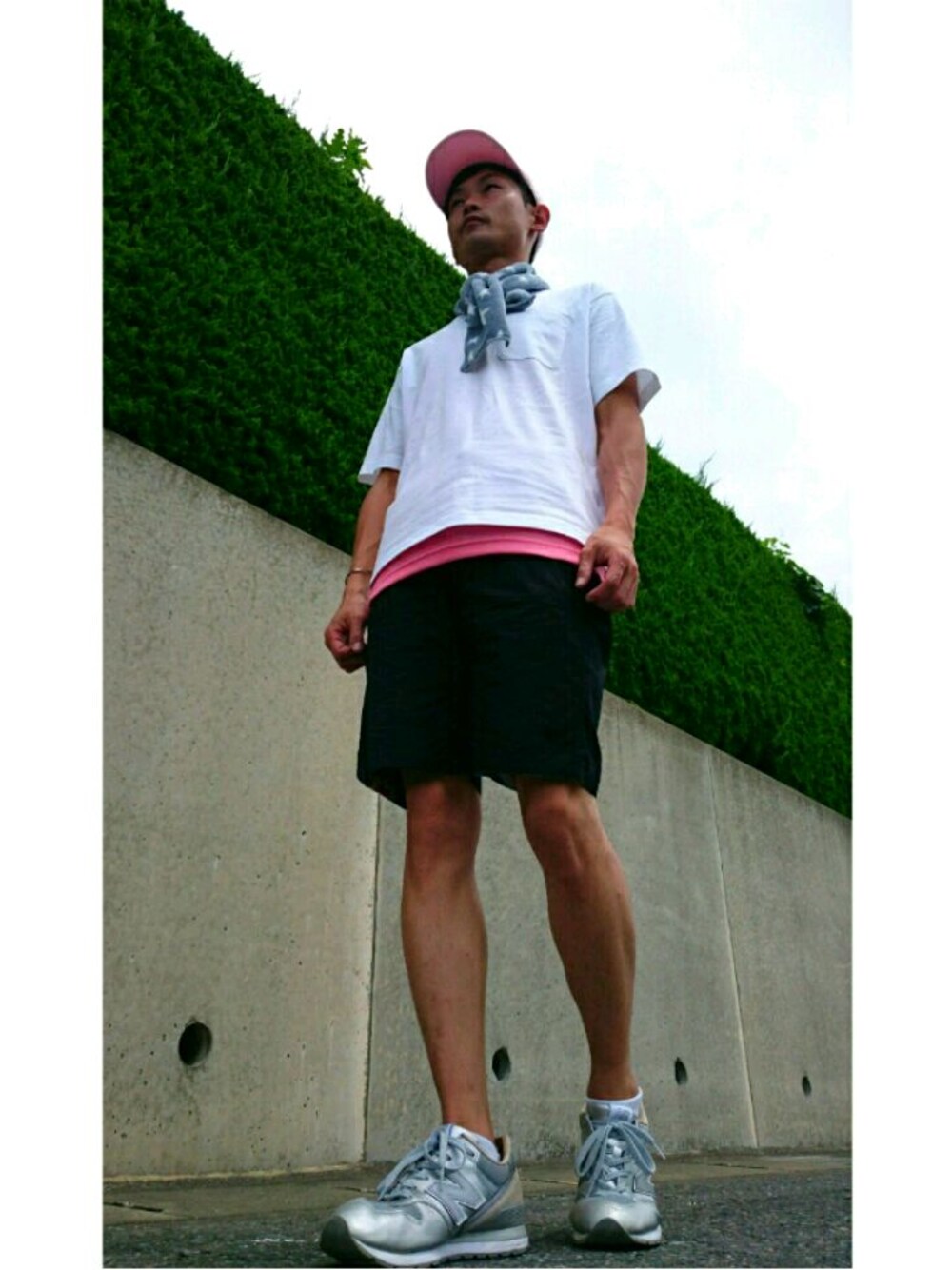 ホワイト系のTシャツ/カットソー、ピンク系のタンクトップ、ブラック系のその他パンツを着用したメンズの夏コーディネートの1枚目の写真