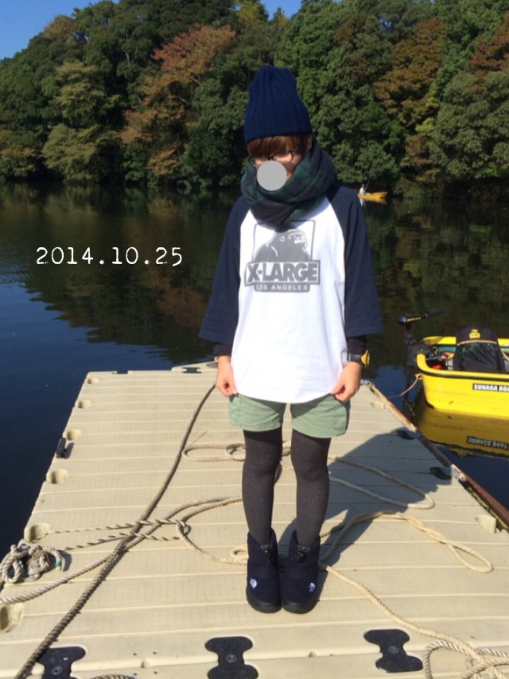「大判ストール、ラグランTシャツ、カーゴパンツ、アウトドアスタイル、ネイビー、ニット帽、オーバーサイズ、タイツ、ブーツ、ブラックウォッチ」｜「XLARGEのアイテム（Tシャツ/カットソー、その他）」を使った、さまらぁ〜さん（レディース・159cm）の秋コーディネートの1枚目の写真