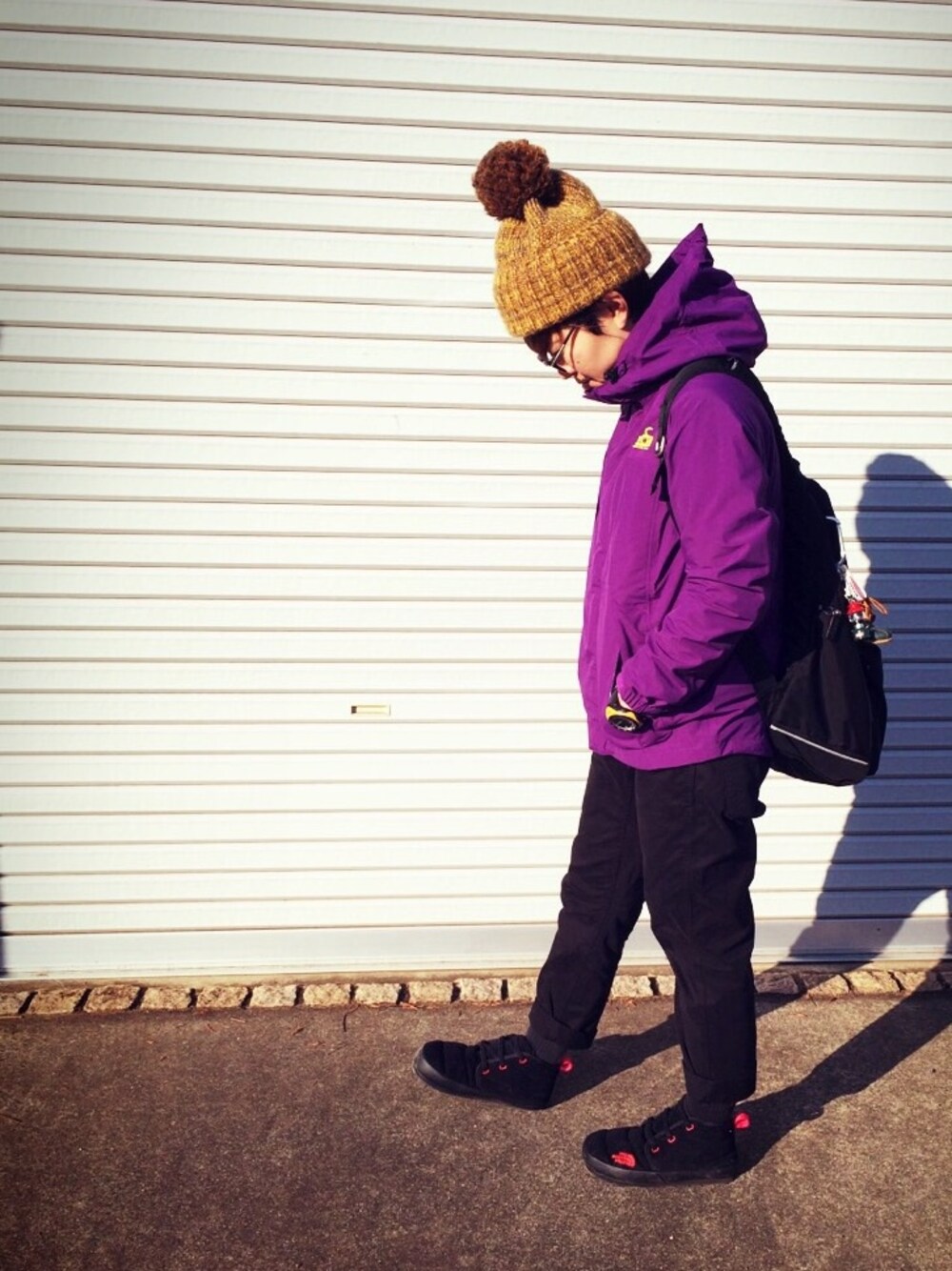 「2014年、ラストWEAR、アウトドアスタイル、ニット帽、マウンテンパーカー」｜「GramicciのGRAMICCI(グラミチ) NARROW PANTS (149)（パンツ、ブラック系）」を使った、さまらぁ〜さん（レディース・159cm）の冬コーディネートの1枚目の写真