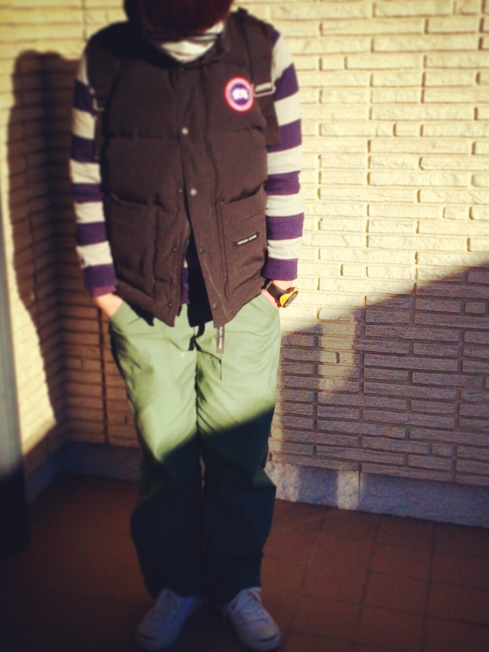 ブラック系のダウンベスト、その他のパーカー、グリーン系のその他パンツを着用したレディースの冬コーディネートの1枚目の写真