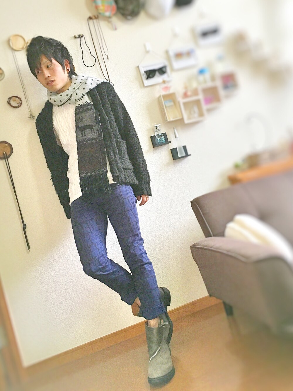グレー系のブーツ、ブルー系のその他パンツ、ブラック系のカーディガン/ボレロを着用したメンズの冬コーディネートの1枚目の写真