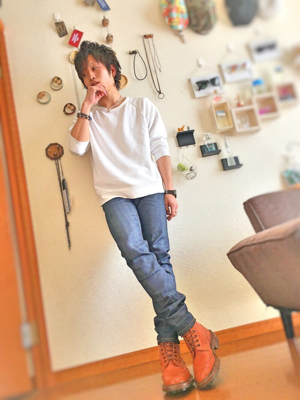 ブラウン系のブーツ、ブルー系のデニムパンツ、ホワイト系のスウェットを着用したメンズの春コーディネートの1枚目の写真
