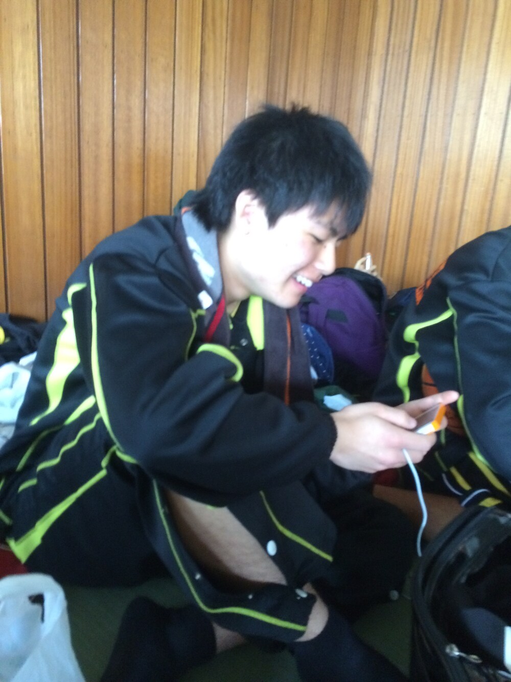 ピンク系のブラジャーを着用したメンズの春コーディネートの1枚目の写真