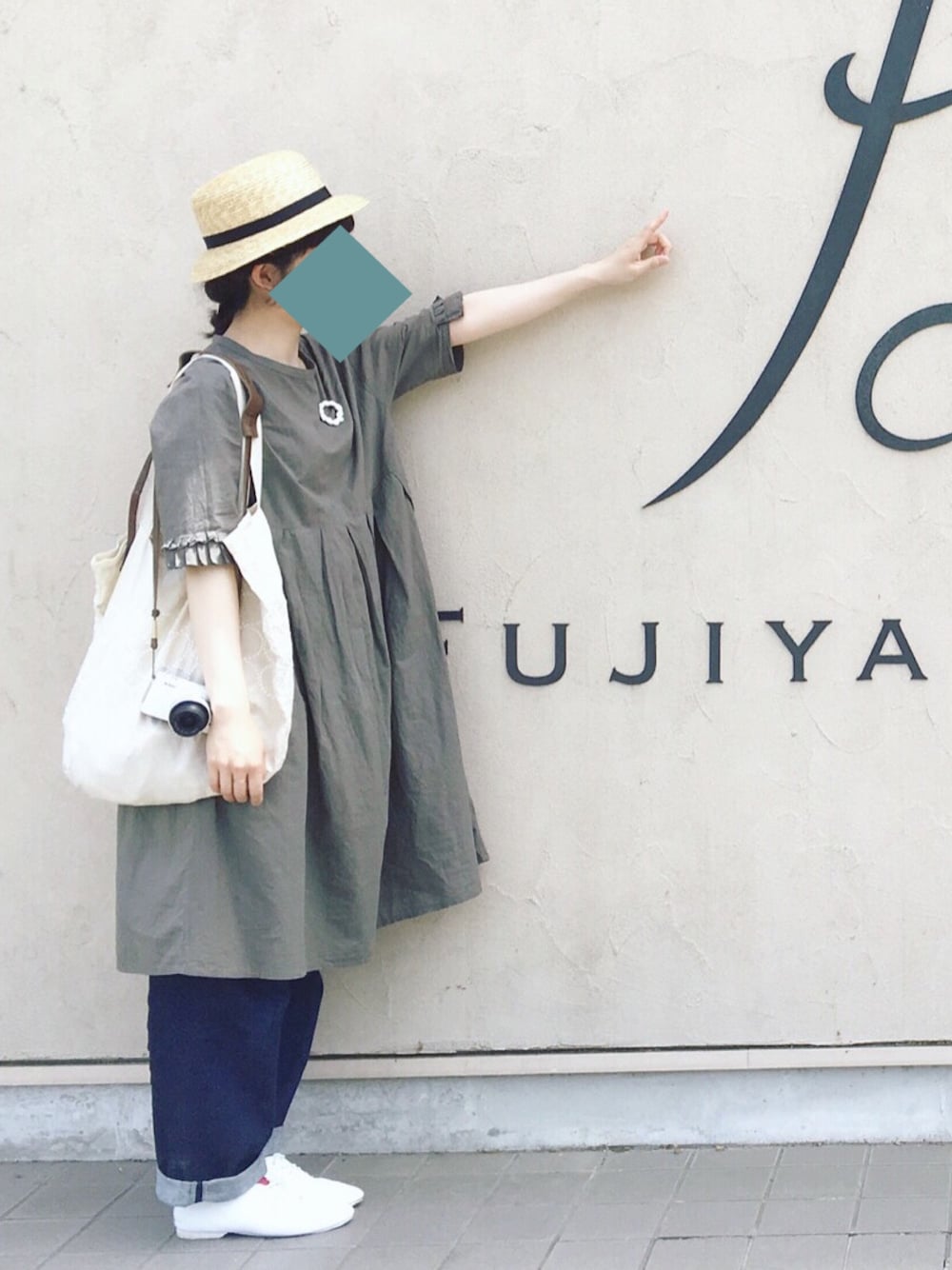 「ワンピース、麦わら帽子、ootd、シンプル、カーキ、白、ジーンズ」｜「fig Ｌondonの80ﾀｲﾌﾟﾗｲﾀｰ東炊き  7分袖ﾀｯｸOP（ワンピース、グリーン系）」を使った、meyfanさん（レディース・165cm）の春コーディネートの1枚目の写真