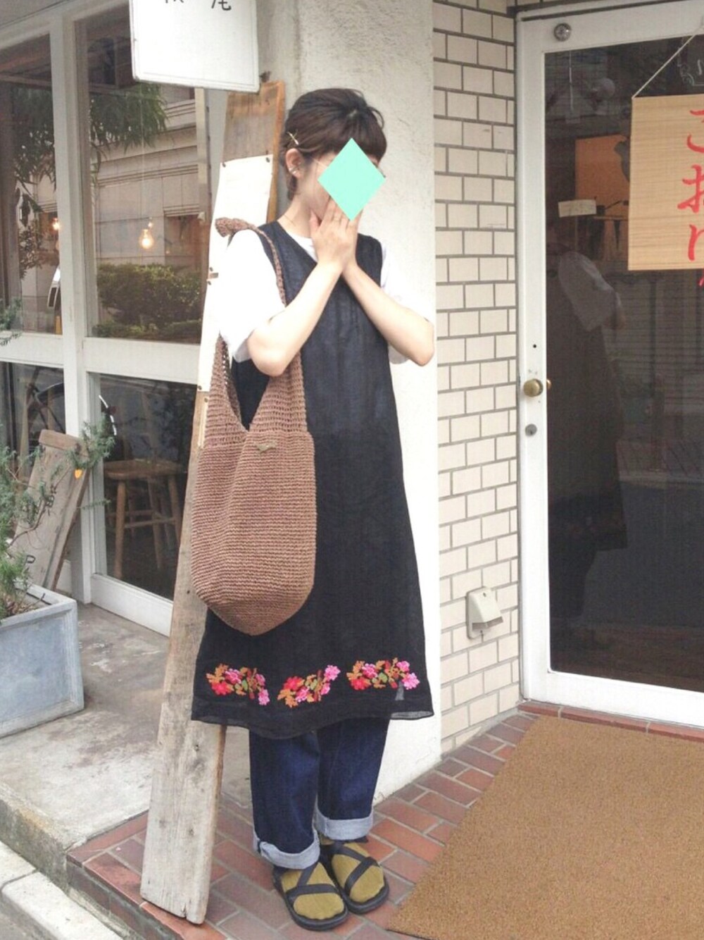 「夏コーデ、カフェ、デニム、ワンピース、chaco、白Tシャツ」｜「bulle de savonのアイテム（ワンピース、ブラック系）」を使った、meyfanさん（レディース・165cm）の夏コーディネートの1枚目の写真